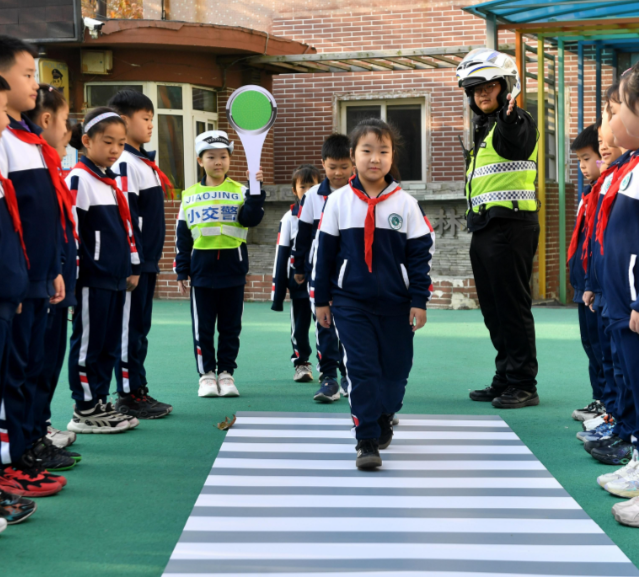 宣传教育打出一套组合拳针对村庄学生交通安全认知单薄的问题